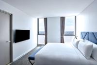 Meriton Suites Liverpool的电视和/或娱乐中心