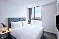 Meriton Suites Liverpool客房内的一张或多张床位