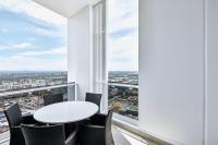 Meriton Suites Liverpool的阳台或露台