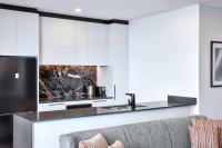 Meriton Suites Liverpool的厨房或小厨房