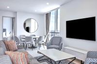 Meriton Suites Liverpool的电视和/或娱乐中心