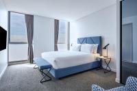 Meriton Suites Liverpool客房内的一张或多张床位