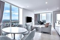 Meriton Suites Liverpool的电视和/或娱乐中心