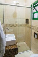 Pousada Casa do Rio Hostel - 8 min do Centro Hístorico - Passeio de Barco com saída da Pousada -Pago a parte- Perto das Praias e Beira Rio的一间浴室