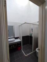 Sayang-Sayang Homestay $CRAZY OFFER$ 4R2B的一间浴室