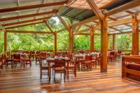 Chachagua Rainforest Hotel &amp; Hot Springs餐厅或其他用餐的地方