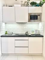 Apartament I LOVE PIOTRKOWSKA z wielkim lustrem, balkonem i klimatyzacją的厨房或小厨房