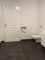 RohrauThe perfect Place的浴室设有白色门和卫生间。