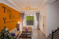 大叻Suri Homestay的客厅里放着圣诞树