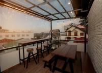 Suri Homestay的阳台或露台