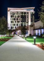 拉斯维加斯Durango Casino &amp; Resort的一座建筑在晚上点燃,有长车道
