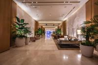 拉斯维加斯Durango Casino &amp; Resort的大堂的墙上挂着盆栽植物
