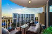 德斯坦Marvelous 9th Floor Condo Gulf, Pool &amp; Sunset View的阳台配有沙发,享有建筑的景色