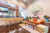 Marvelous 9th Floor Condo Gulf, Pool &amp; Sunset View的休息区