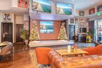 Marvelous 9th Floor Condo Gulf, Pool &amp; Sunset View的休息区