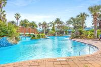 德斯坦Marvelous 9th Floor Condo Gulf, Pool &amp; Sunset View的度假村里有棕榈树的大型游泳池