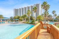 德斯坦Marvelous 9th Floor Condo Gulf, Pool &amp; Sunset View的享有带游泳池和大楼的度假村景色