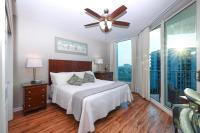 Marvelous 9th Floor Condo Gulf, Pool &amp; Sunset View客房内的一张或多张床位