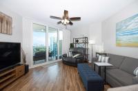 Marvelous 9th Floor Condo Gulf, Pool &amp; Sunset View的电视和&#47;或娱乐中心