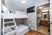 Marvelous 9th Floor Condo Gulf, Pool &amp; Sunset View客房内的一张或多张床位