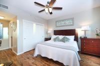 Marvelous 9th Floor Condo Gulf, Pool &amp; Sunset View客房内的一张或多张床位