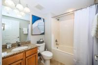 Marvelous 9th Floor Condo Gulf, Pool &amp; Sunset View的一间浴室