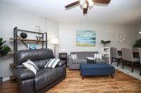 Marvelous 9th Floor Condo Gulf, Pool &amp; Sunset View的休息区