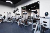 Marvelous 9th Floor Condo Gulf, Pool &amp; Sunset View的健身中心和&#47;或健身设施