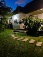 Fare APE BUNGALOW F3 Atypical local style外面的花园