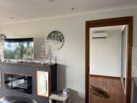 Palm beach Sydney, Modern home with water view的厨房或小厨房