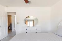Electroliquid&#39;s Casa Pueblo Joshua Tree客房内的一张或多张床位