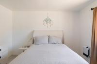 Electroliquid&#39;s Casa Pueblo Joshua Tree客房内的一张或多张床位
