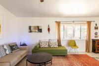 Electroliquid&#39;s Casa Pueblo Joshua Tree的休息区