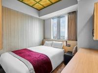 Daiwa Roynet Hotel KANAZAWA-MIYABI客房内的一张或多张床位
