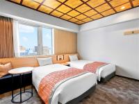 Daiwa Roynet Hotel KANAZAWA-MIYABI客房内的一张或多张床位