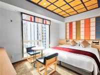 Daiwa Roynet Hotel KANAZAWA-MIYABI客房内的一张或多张床位