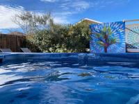 约书亚树Electroliquid&#39;s Casa Pueblo Joshua Tree的一座游泳池,上面画着一棵树