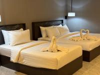 清迈Premier Hostel Chiang Mai的两张床,上面有毛巾天鹅