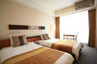 The Beach Tower Okinawa客房内的一张或多张床位