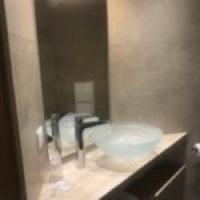 维克多雨果酒店的一间浴室