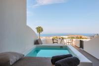 伊亚North Wind Luxury Suites的可以看到海景的游泳池