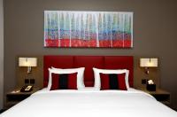 Ramada Encore by Wyndham Muscat Al-Ghubra客房内的一张或多张床位