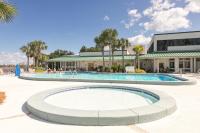 Sandestin Bayfront Studio with balcony and breathtaking views内部或周边的泳池