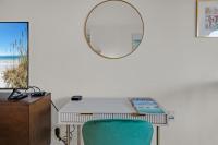 Sandestin Bayfront Studio with balcony and breathtaking views的电视和&#47;或娱乐中心