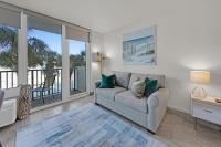Sandestin Bayfront Studio with balcony and breathtaking views的休息区