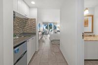 Sandestin Bayfront Studio with balcony and breathtaking views的厨房或小厨房