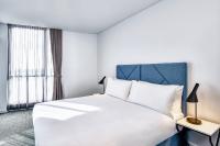 Meriton Suites Liverpool客房内的一张或多张床位