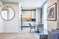Meriton Suites Liverpool的厨房或小厨房