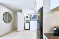 Meriton Suites Liverpool的厨房或小厨房