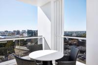 Meriton Suites Liverpool的阳台或露台